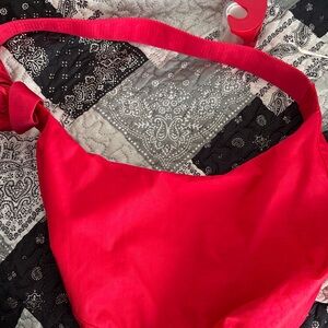 BAGGU candy apple (?) medium crescent